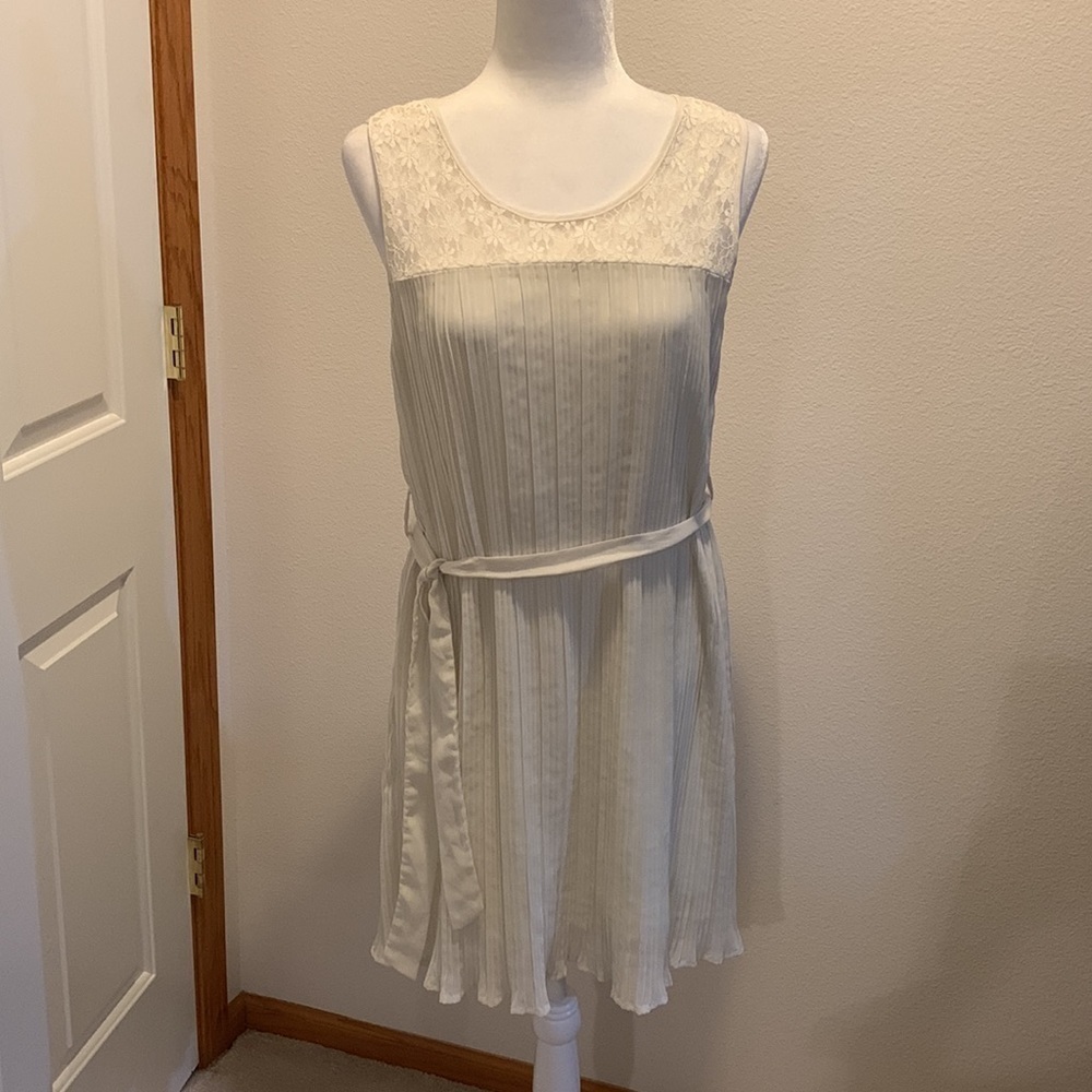 Women’s Spring or Summer Middi Cream Colored Dress. 75% Silk. Lace. Size Large.